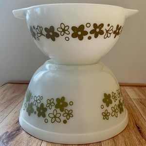 Crazy daisy spring blossom 1 1/2 quart Cinderella dish & 1 1/2 pint bowl.